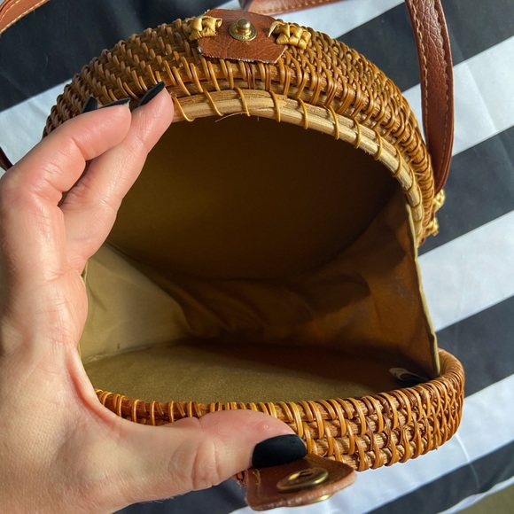 Circular Woven Shell Purse - Picture 3 of 3